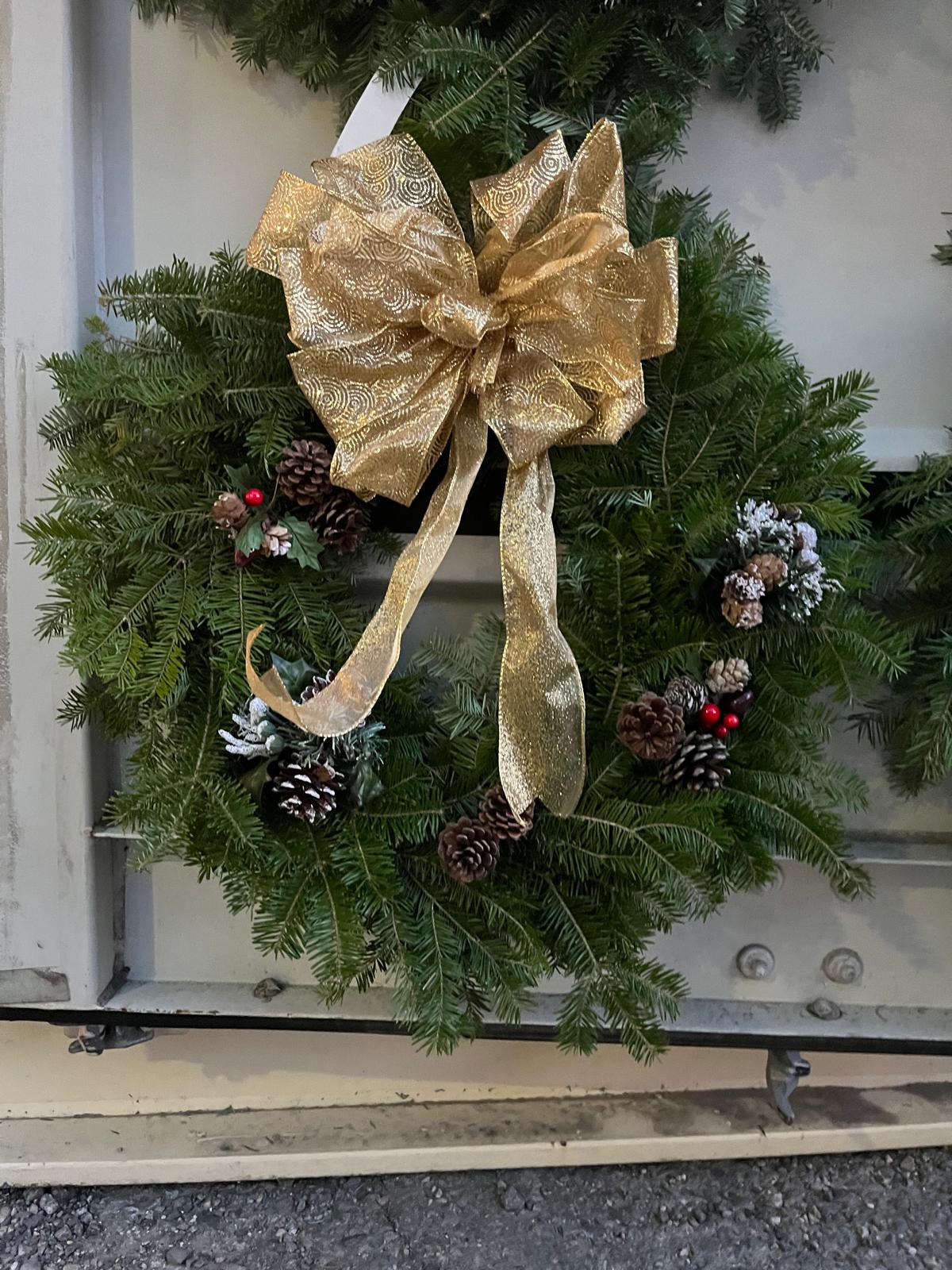 Wreath 22" with bow & hook