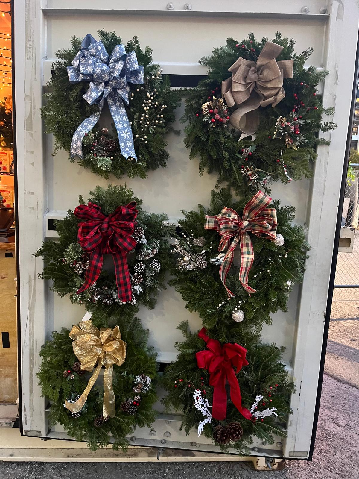 Wreath 22" with bow & hook