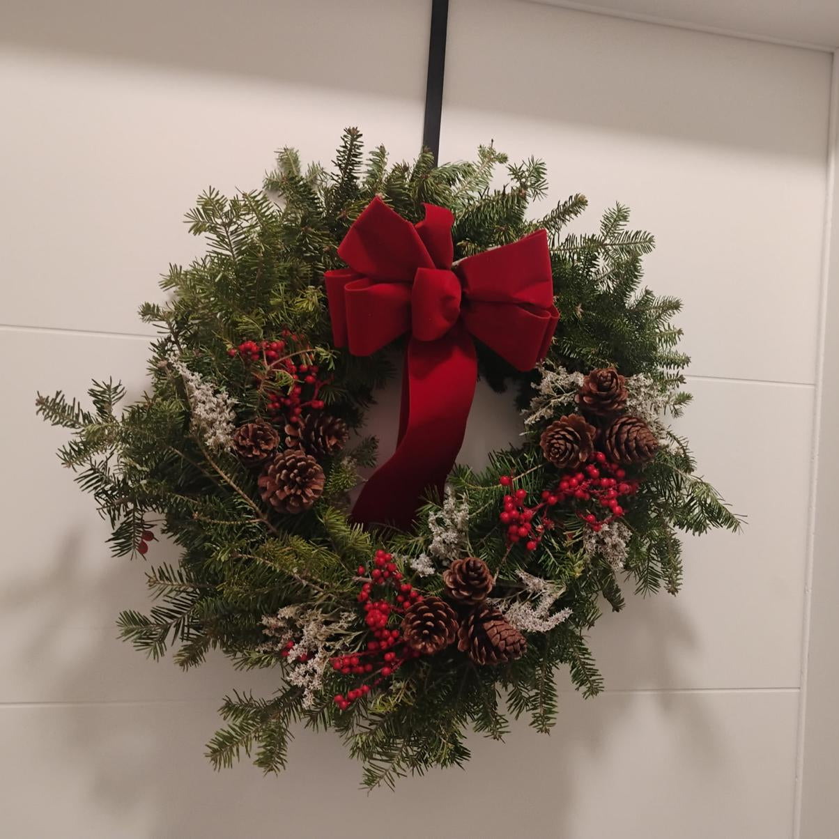 Wreath 22" with bow & hook